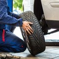 Primetili ste plastičnu flašu pored točka automobila? Ne izlazite iz automobila bez ključa, evo o čemu je reč