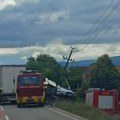 Nastradalog vozača kombija izvlače vatrogasci: Udario u kamion, teretnjak se zakucao u banderu (foto)