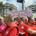 (VIDEO/FOTO) Protest vozača saniteta ispred Vlade Srbije zbog malih plata
