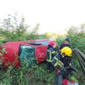 Izleteo s puta, auto se prevrnuo, vozač ispao, pa upao u bunar: Bizarna nesreća kod Sremske Kamenice