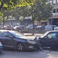Direktan sudar u Ustaničkoj Staklo i delovi automobila svuda po putu, potresne scene sa lica mesta (VIDEO)
