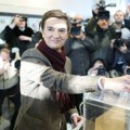 Ana Brnabić sa partnerkom i sinom na glasanju: stajling Milice Đurđić sve ostavio bez daha