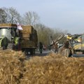 FOTO: Francuski poljoprivrednici blokirali auto-puteve