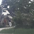 Saobraćajna nesreća kod Čačka: Prevrnuo se kamion, točkovi u vazduhu: Završio u kanalu pored puta (foto)