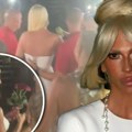 Stigla u belom od glave do pete, ljudi vrište iz sveg glasa! Jelena Karleuša napravila kolaps u Rumi