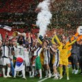 UEFA se obrukala: Kapiten Totenhema ostao bez medalje VIDEO