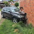 Zakucali se u zid kuće: Teško povređeni poznati privrednik i njegov radnik u Novom Pazaru: Bmw potpuno uništen (foto/video)