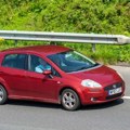 Vozač mislio da halucinira, momentalno se zaključao u kolima – bik na sred autoputa izazvao vanredno stanje