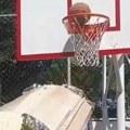 Mrtvački sanduk doneli na košarkaški teren! Au, koliko je ovo bizarno! Prijatelj im umro, oni odigrali "poslednji basket" sa…