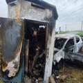 Teška nesreća na pružnom prelazu: Automobil udario u železničku kućicu i potpuno izgoreo