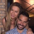 Šanel ogrlica, duga kosa i haljina sa čipkom: Majka Filipa Živojinovića je gospođa bez premca: Slika sa veselja pokazala…