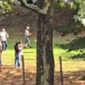 Uznemirujući snimak! Mladić leži, u njega uperene duge cevi Albanac s KiM (17) koji je izbo nastavnicu krenuo nožem na…