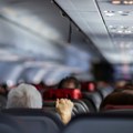 Drama u avionu: Besna putnica napala posadu, završila vezana selotejp trakom!