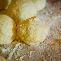 Pečene knedle sa kiselim kupusom i dimljenom slaninom