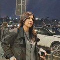 Pevačica (42) iza sebe ima tri braka, a sad smo je uhvatili sa četvrtim mužem na aerodromu: Ona u kaputu vuče kofere, a on je…