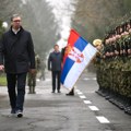 Vučić nastavio posetu Nišu obilaskom kasarne ''Mija Stanimirović''