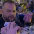 Borko uzburkao mreže objavom: Jedva drži novčanice u ruci, a šokiraće vas koliki je bakšiš dao za jednu pesmu