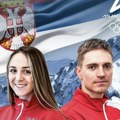 Anja Tomić i Miloš Milosavljević nose zastavu Srbije na otvaranju ZOI