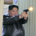 Kim Džong Un testirao oružje u prisustvu ćerke /foto/