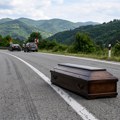 Mrtvački sanduk sa pokojnikom ispao nasred puta Bizarna scena na magistrali kod Priboja, prolaznici u šoku