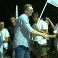 "Odmorite, ne žurite po vrućini" Vučić u Inđiji razgovara sa građanima koji pešače do Beograda na skup 27. juna: Dočekali ga…