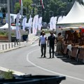 Građani ispred Skupštine se već polako okupljaju: Sve je spremno za skup "Srbija, jedna porodica" (foto)