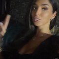 (Video) Đina Džinović pala na kolena ispred drugarice Ćerka Harisa Džinovića u transu na Cecinom koncertu, haljina sa…