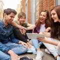 Pamte svet bez interneta, ali ne znaju život bez društvenih mreža: Ko su zilenijalci?