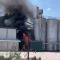 Veliki požar u Dobanovcima: Gori fabrika, crni dim kulja na sve strane VIDEO