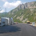 Kurtijevi policajci postavljaju betonske barijere: Prekopani i blokirani lokalni putevi u Leposaviću