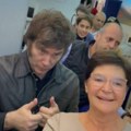 Milej pravio šou u avionu: Argentinski predsednik pozirao za selfije i otkrio: "ovako sam uštedeo 300.000 dolara!" (video)