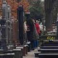 Tužna scena s groblja: Majka prva došla na grob Ksenije Pajčin, sestra Mia slomljena od bola (video)