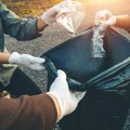 "Ovuda se igraju i deca": Grupa ljudi čistila smeće oko bolnice u Dubrovniku, onda našli nešto zbog čega su odmah pozvali…