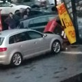 Sudar 2 automobila na uglu Sarajevske i Miloša Pocerca, uništen kiosk