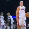 Batler umalo pretukao Pola zbog Jovića: Ovako NBA superstar čuva Srbina, hit video sve jasno pokazuje