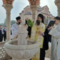 (VIDEO) Osveštan zvonik i agiazma u hramu Svetog Vasilija Ostroškog