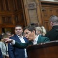 Uživo Brnabić o sramnom ponašanju opozicije: Nasilnim performansom sprečavaju usvajanje povećanja penzija i plata