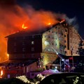 (Video) Ljudi iskakali sa prozora, očajnički dozivali pomoć: Ogroman požar uništio luksuzni ski hotel u Turskoj, najmanje…