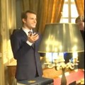 Ukrali voštanu figuru Macrona i postavili ga pred rusku ambasadu: "On igra dvostruku igru. Podražava Ukrajinu, ali..."…