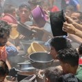 AP: Palestinci u Gazi rizikuju živote putujući dan za danom smrtonosnu trku za hranu