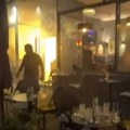 Bačene baklje u dva kafića u centru Beograda: Ljudi u panici istrčavaju napolje Video