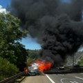 (Фото, видео) возачи, опрез! Запалио се аутомобил на излазу из Београда: Велике гужве на ауто-путу, ватра се шири по осталим…