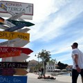 Znak na hrvatskom primorju zgrozio turiste: Svi prolaze i gledaju u "čednu zonu" (foto)