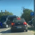Policija blokirala ulaz u Bački Petrovac, građani ih genijalno „preveslali“
