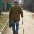 Penzioner preživeo napad iz noćne more Lopovi ga bolesnog opljačkali, a potom bacili niz stepenice: ''Vrištao sam, ali niko me…