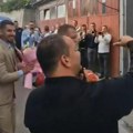 Svadba u Užicu kakva se ne viđa! Umesto jabuke, barjaktar i mladoženja šutirali na koš do najveće pobede - mlade! (video)