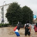 (Video) Kataklizma u Italiji! Izlila se reka zbog snažnog nevremena, stvorena oluja munja: Bujica nosila automobile, nestala…