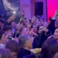 Ceca zapevala poznati hit, Desingerica skočio na stolicu: Haos na slavlju kod Viki, pevačicu opkolili gosti