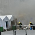 Crni dim nadvio deo grada oko Skupštine: Vatrogasci još uvek na terenu, izbacuju stvari iz šatora u „ćacilendu“ FOTO