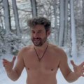 Glumac se skinuo i uskočio u sneg: Dušan se u boksericama valjao po šumi, a snimak je obišao ceo region